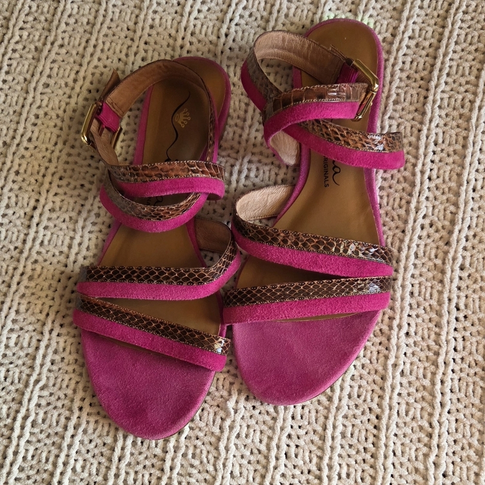 Nina Originals Suede Sandals Size 39.5